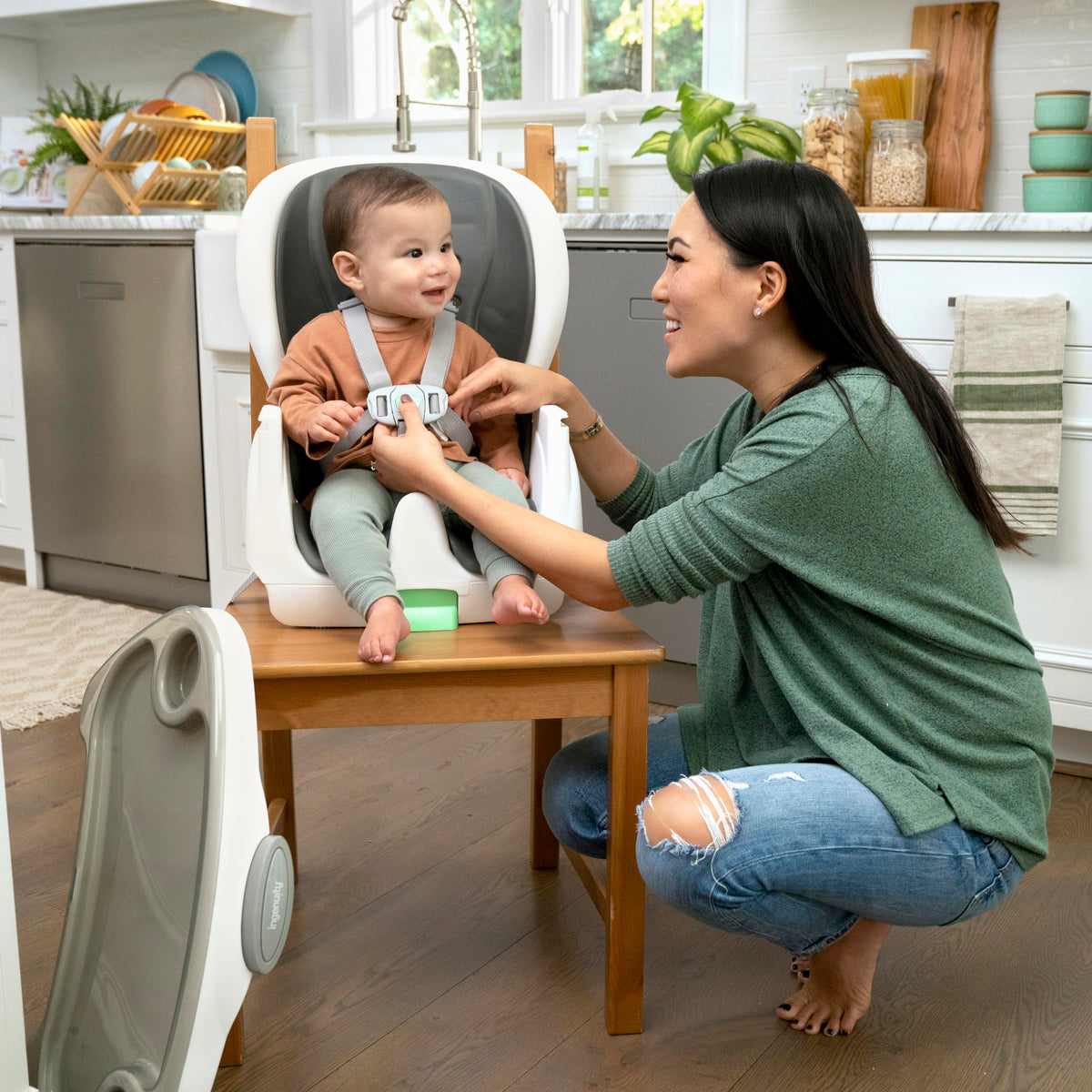 6-in-1 High Chair with 5 Point Harness and 2 Trays Y333